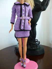 Crochê Para Barbie - Casaco Clássico Versão Lilás e Preto Por Pecunia MillioM