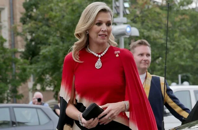 Queen Maxima wore a beige and red kaftan by Jantaminiau modern camouflage collection. Ruby diamond necklace and earrings