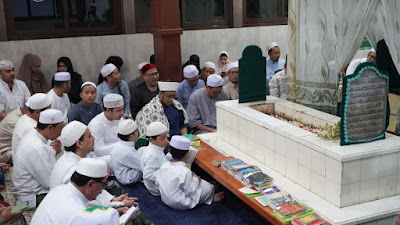 Habib Hasan Ziarah Makam Habib Abu Bakar Assegaf Gresik