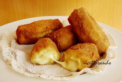 Crocchette di patate ricetta di crocchette farcite di formaggio filante