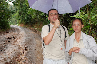  Moradores, Thiago e Juliana Raposo passam pelo caminho todos os dias