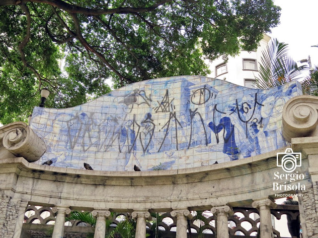 Close-up do painel de azulejos do Obelisco do Piques na República