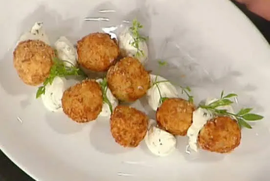 Polpette di cozze e patate con crema di formaggio