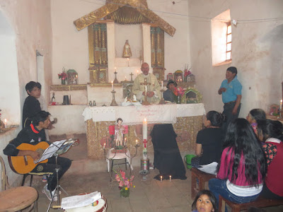 Gottesdienst an Weihnachten in Mojinete .Es wurde auch noch für einen Verstorbenen gebetet deshalb der schwarze Stuhl.