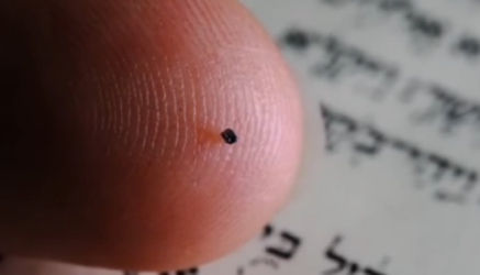 Η πιό μικρή Βίβλος στον κόσμο - όσο το μέγεθος ενός κόκκου ζάχαρης [Βίντεο]