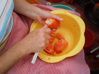 pelamos los tomates una vez escaldados