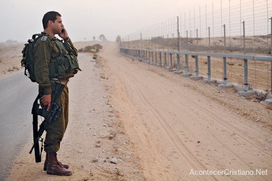 Soldado israelí hablando por teléfono en frontera