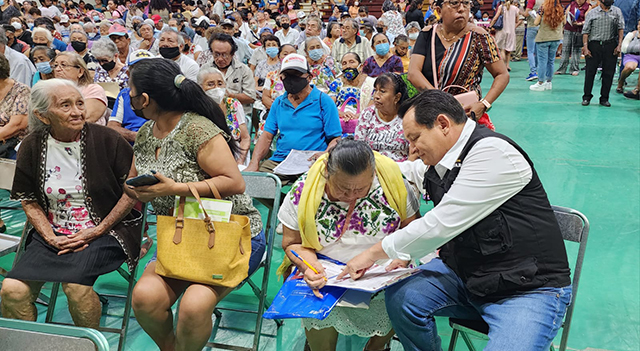 Inicia en Mérida entrega de tarjetas de bienestar para adultos mayores