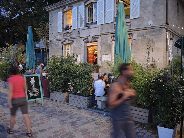 Parijs: een clubhuis aan het water:  'Le Pavillon des Canaux'