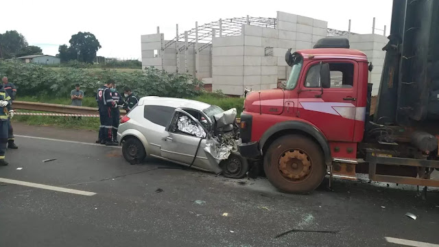 Urgente: Duas pessoas morrem em colisão frontal entre carro e caminhão na BR-376