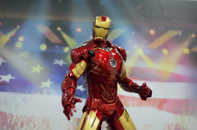 Hot Toys Iron Man Mark IV with Suit Up Gantry