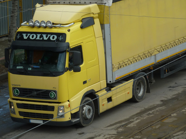 Volvo FH 440 Euro 5 4x2 Truck Yellow + Yellow Curtain Trailer