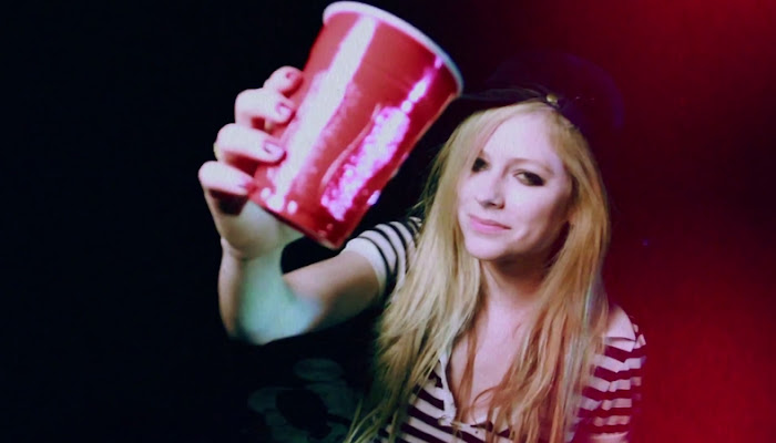 Avril Lavigne en una de las mejores canciones que hablan de embriaguez