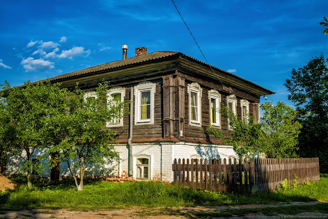 Угол полукаменного жилого дома в деревне