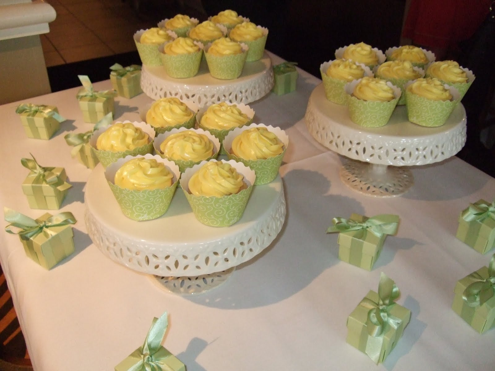 bridal cupcakes,