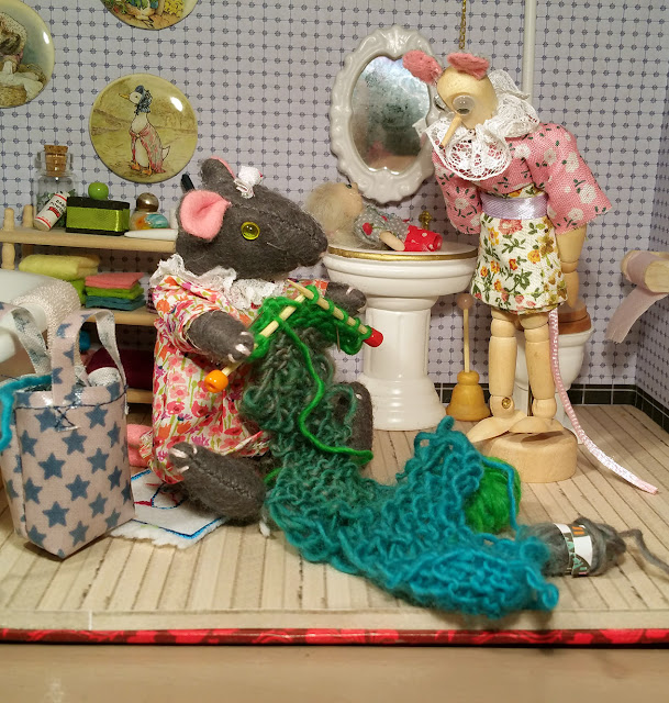 tricot, knitting, salle de  bains, bathroom, sewing deummy, mannequin de couture