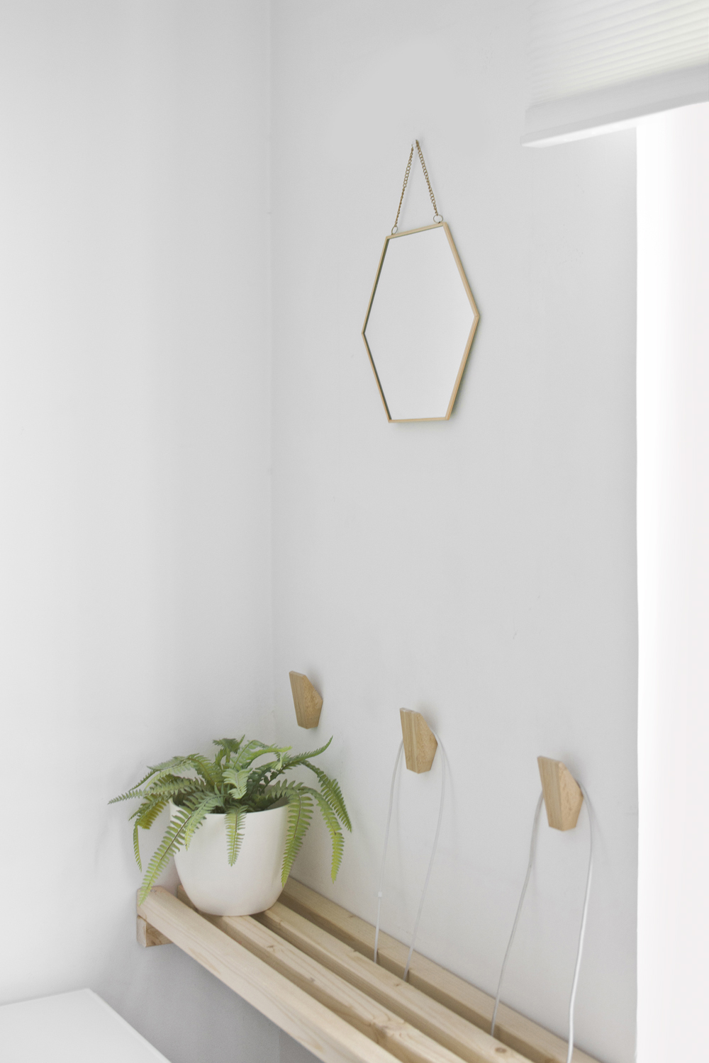 MINIMAL FRAMED PRINTS + WHITE & BEIGE DECOR WORKSPACE / LÁMINAS MINIMALISTAS + MODERNO ESPACIO DE TRABAJO EN BLANCO Y BEIGE