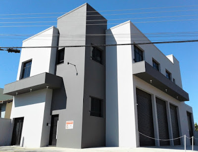 A região do Real Parque, no distrito de Barão Geraldo, em Campinas, agora conta com este edifício comercial de usos variáveis.