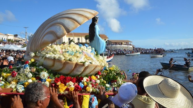 O Rio Vermelho se vestiu de flores e se perfumou de alfazema para homenagear Iemanjá