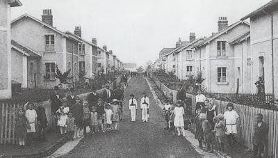 Boulevard de Verdun-Cité des Gautherets, les habitants, tous polonais, travaillaient aux seuls puits d’extraction Saint-Amédée et Darcy et s’organisaient autour de leurs propres magasins et lieux de loisirs. (collection privée) 