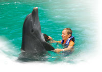 niño bailando con un delfín
