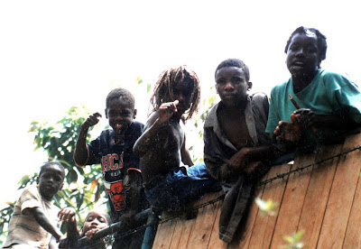 En Kingston  Jamaica un grupo de niños saluda
