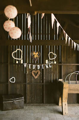 Decoración de boda en un antiguo granero