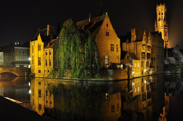 Tương tự như Venice và Amsterdam, Bruges cũng là một thành phố kênh đào vô cùng lãng mạn, đã được liệt kê vào danh sách Di sản thế giới của UNESCO từ năm 2000. Để thưởng thức trọn vẹn nhất vẻ đẹp của thành phố, du khách nên đặt tour du lịch bằng thuyền dọc theo con kênh. Hay ngồi thưởng thức bia và ẩm thực ở các quán ngoài trời ven đường cũng là một trải nghiệm thú vị không nên bỏ qua khi đến Bruges.