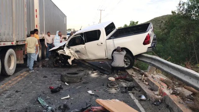 Un padre y su hijo mueren en accidente carretera Azua-Baní 
