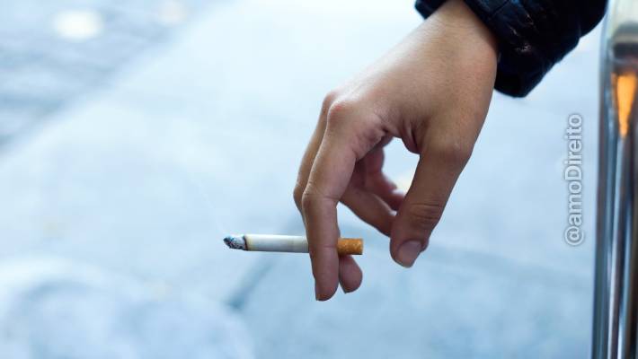 pai filho 8 anos sozinho cigarro condenado