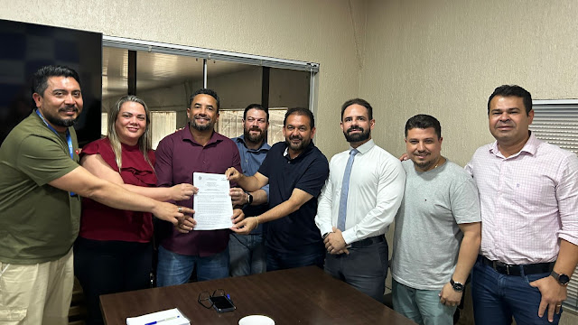 Cláudia de Jesus participa da assinatura do contrato que garante cirurgias para Ji-Paraná