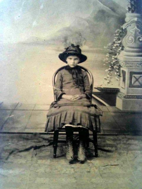 Fotografía post mortem de una niña en el siglo XX. https://www.vintag.es/2017/12/57-amazing-portrait-photos-of-teenage.html