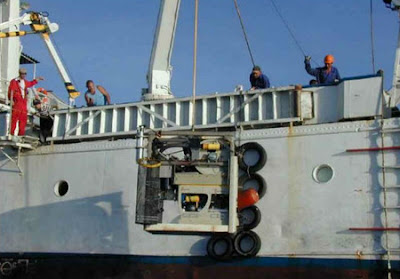 Vehículos sumergibles con control remoto (ROV) baja al sitio  atlantida