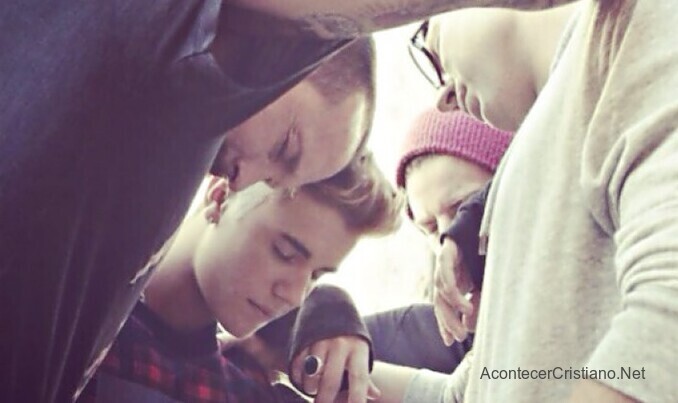 Justin Bieber orando en la Iglesia Hillsong