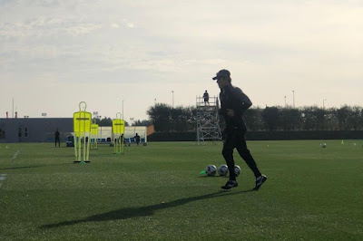 Pelatih timnas Indonesia Shin Tae-yong saat memantau proses latihan di Lapangan Al Egla 2, Doha, Qatar, Sabtu. (ANTARA/Roy Rosa Bachtiar)