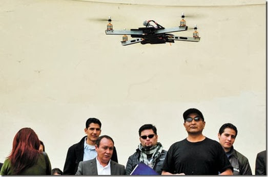 Alex Chipana presenta dron construido en El Alto