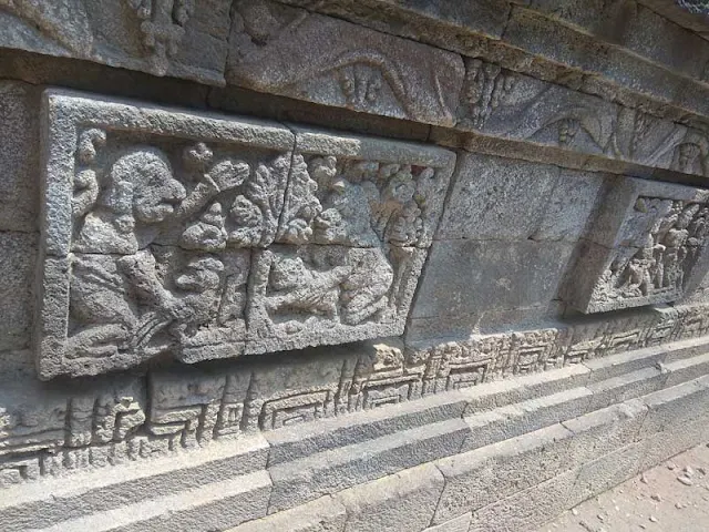 Foto Relief samping Candi Surowono