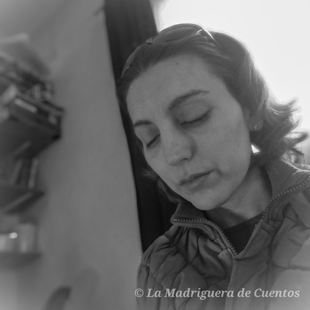 Imagen en blanco y negro de Alejandra (@lamadrigueraale) en su habitación, muy triste. muy