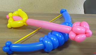 Ballonmodellage von Pfeil und Bogen als Spielgerät.