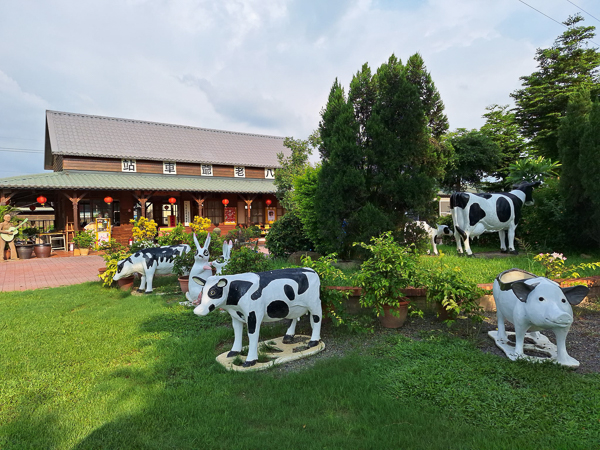 台南柳營八老爺車站乳牛的家可搭台糖五分車到新營糖廠、懷舊車廂餐廳