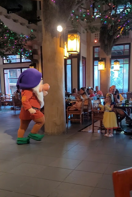 Dining with seven dwarves
