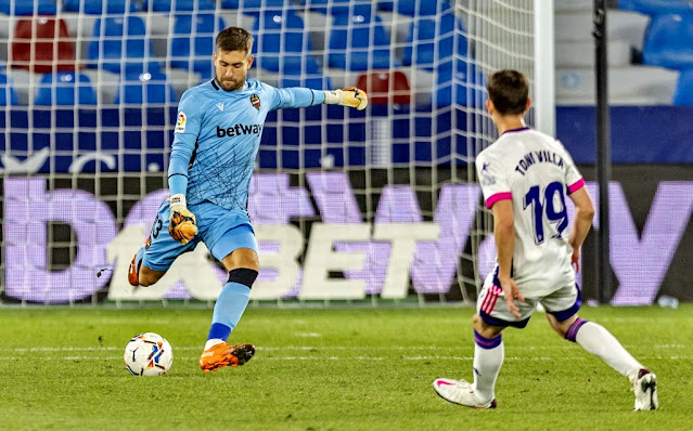 Aitor Fernández despeja ante Toni Villa. LEVANTE U. D. 2 REAL VALLADOLID C. F. 2. 22/01/2021. Campeonato de Liga de 1ª División, jornada 20. Valencia, estadio Ciutat de Valencia. GOLES: 1-0: 62’, Dani Gómez. 1-1: 73’, Rubén Alcaraz. 1-2: 77’, Óscar Plano. 2-2: 83’, Roger.