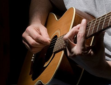 Những khó khăn của người mới học guitar đệm hát