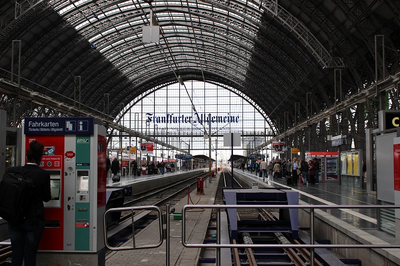 フランクフルトの旅をもっと楽しむ フランクフルト中央駅からフランクフルト空港出発ロビーそしてチェックインカ ウンターまで