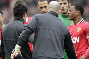 Suárez refuses to shake Evra's hand, gets snubbed by Ferdinand