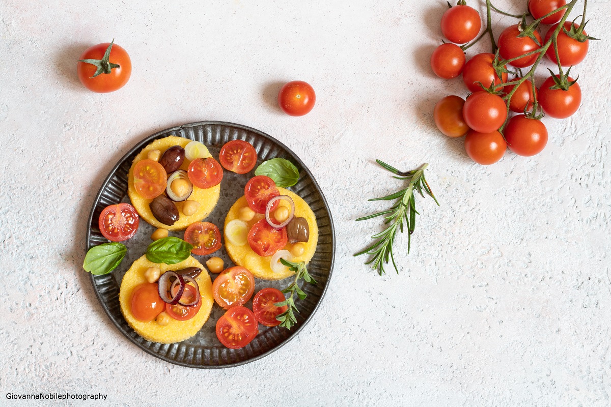 Crostoni di polenta con pomodorini e ceci