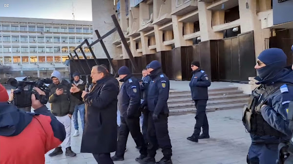 Gheorghe Flutur, Ion Lungu, Ioan Bălan, Bogdan Gheorghiu păziți de jandarmi