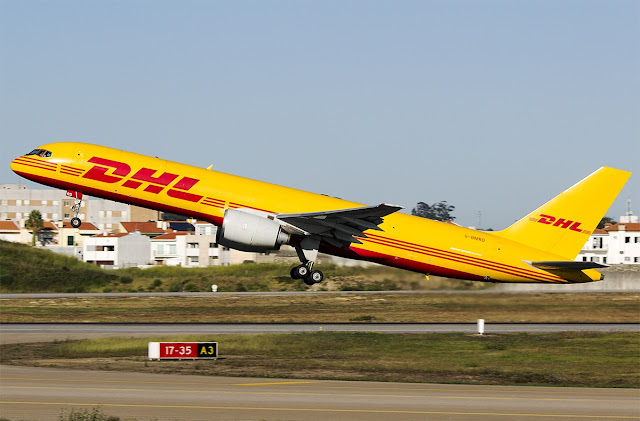 DHL G-BMRD Boeing 757-200 tipi kargo uçağı Porto Havalimanından kalkış yapıyor.