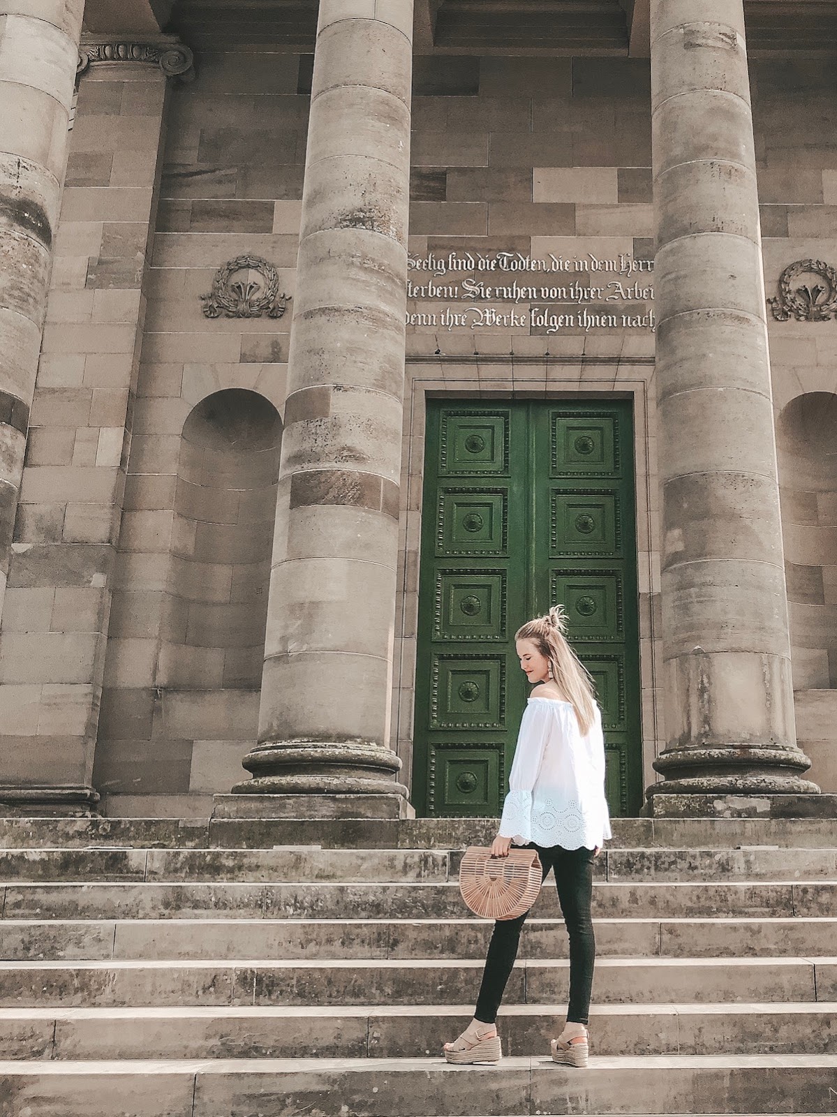 Stuttgart Sehenswürdigkeiten Grabkapelle auf dem Württemberg Fashionblog Outfit Offshoulder Bluse Cult Gaia Bambustasche Korbtasche