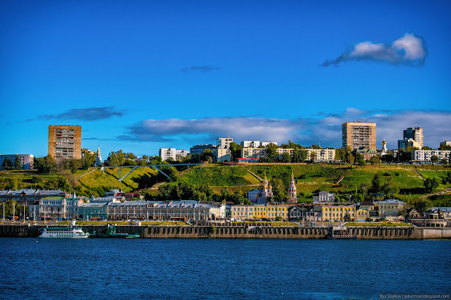 Городская застройка через реку